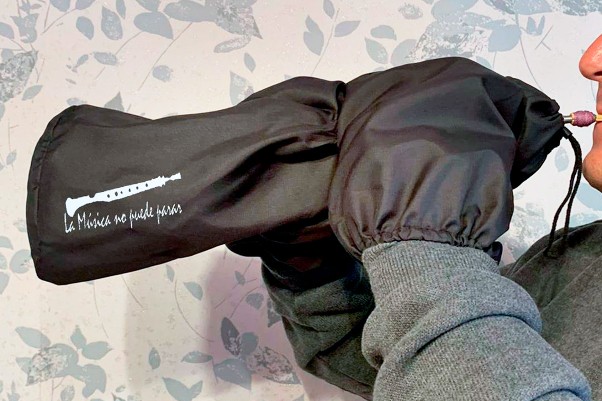 Un ejemplar de funda anti-Covid para la dulzaina. / E.A.