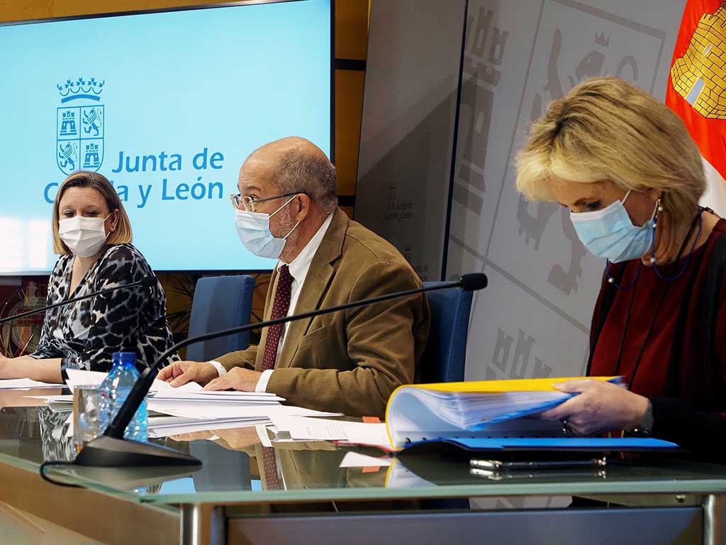 El vicepresidente, portavoz y consejero de Transparencia, Ordenación del Territorio y Acción Exterior, Francisco Igea, la consejera de Familia Isabel Blanco y la consejera de Sanidad, Verónica Casado, comparecen en rueda de prensa telemática posterior al Consejo de Gobierno. EFE/R. García