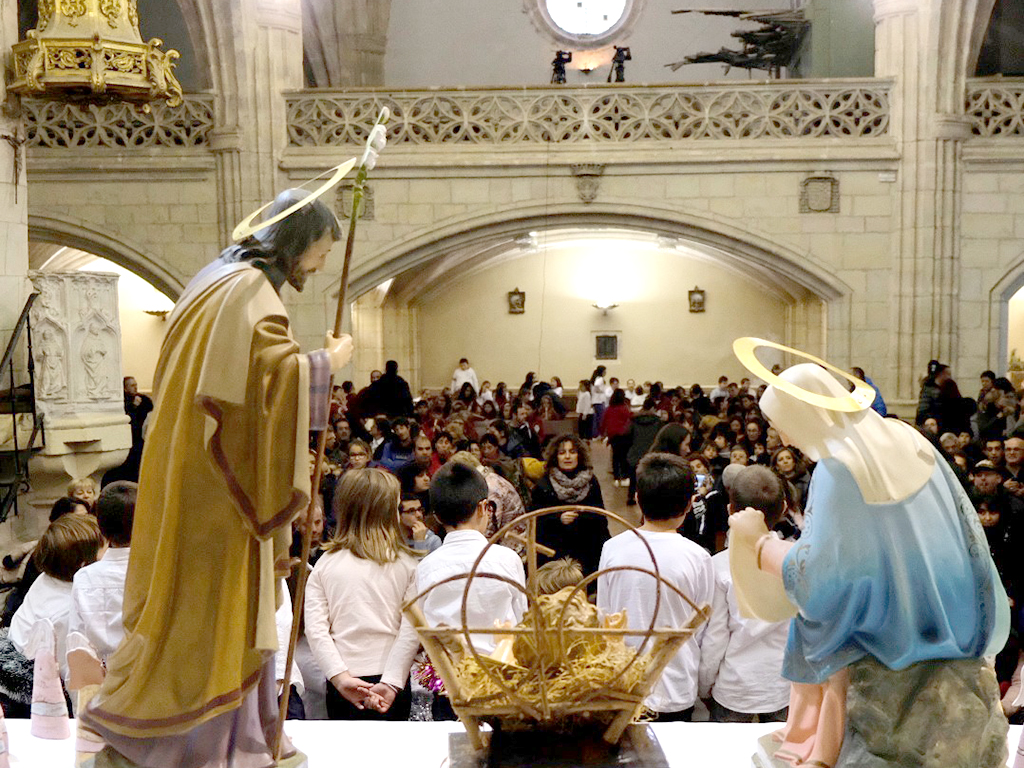 Una edición pasada del certamen de villancicos de Fuentepelayo que tiene un gran éxito de participantes y público. / EL ADELANTADO