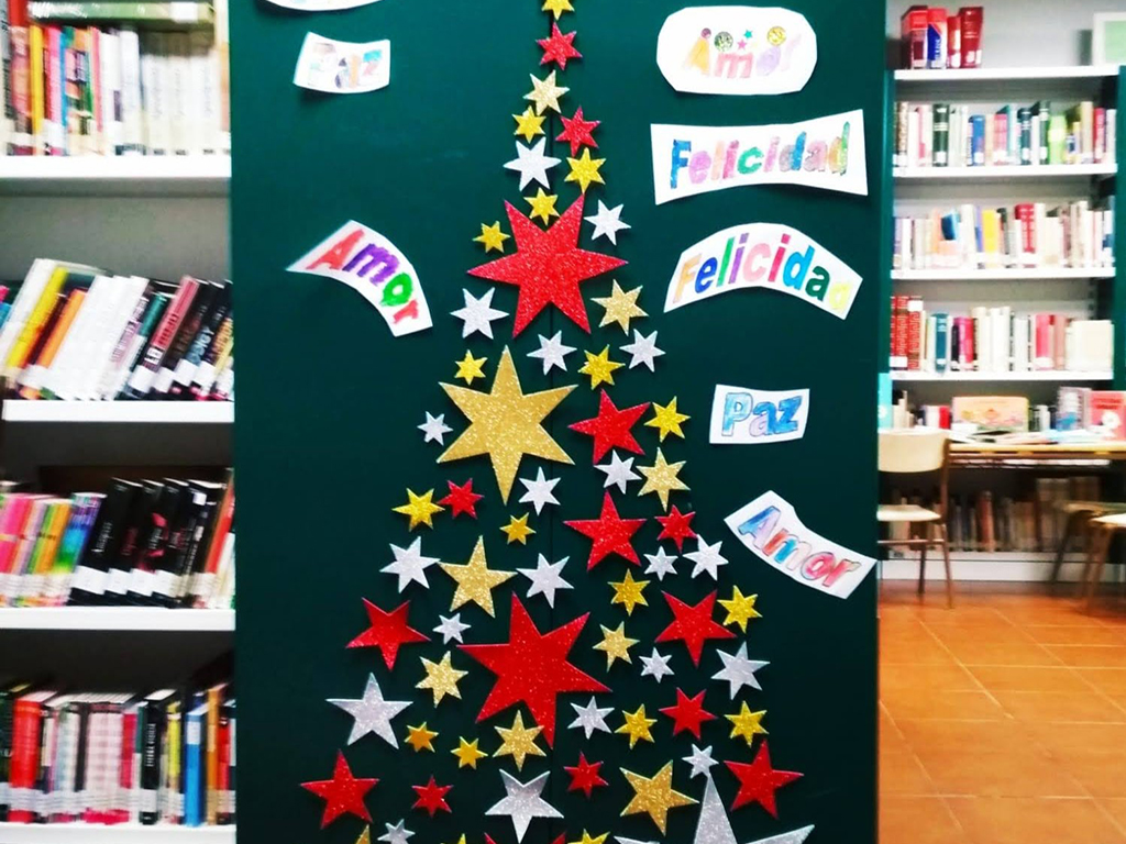 El árbol ‘ecológico’ adorna la Biblioteca Municipal. / EL ADELANTADO