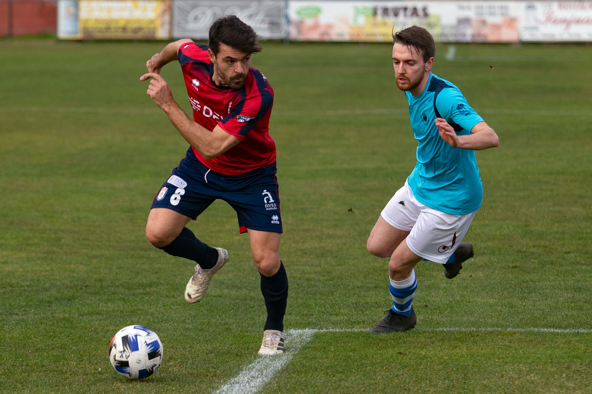 El jugador del CD La Granja, Miguel persigue al segoviano Domingo en el origen del gol del Real Ávila./ DIARIO DE ÁVILA