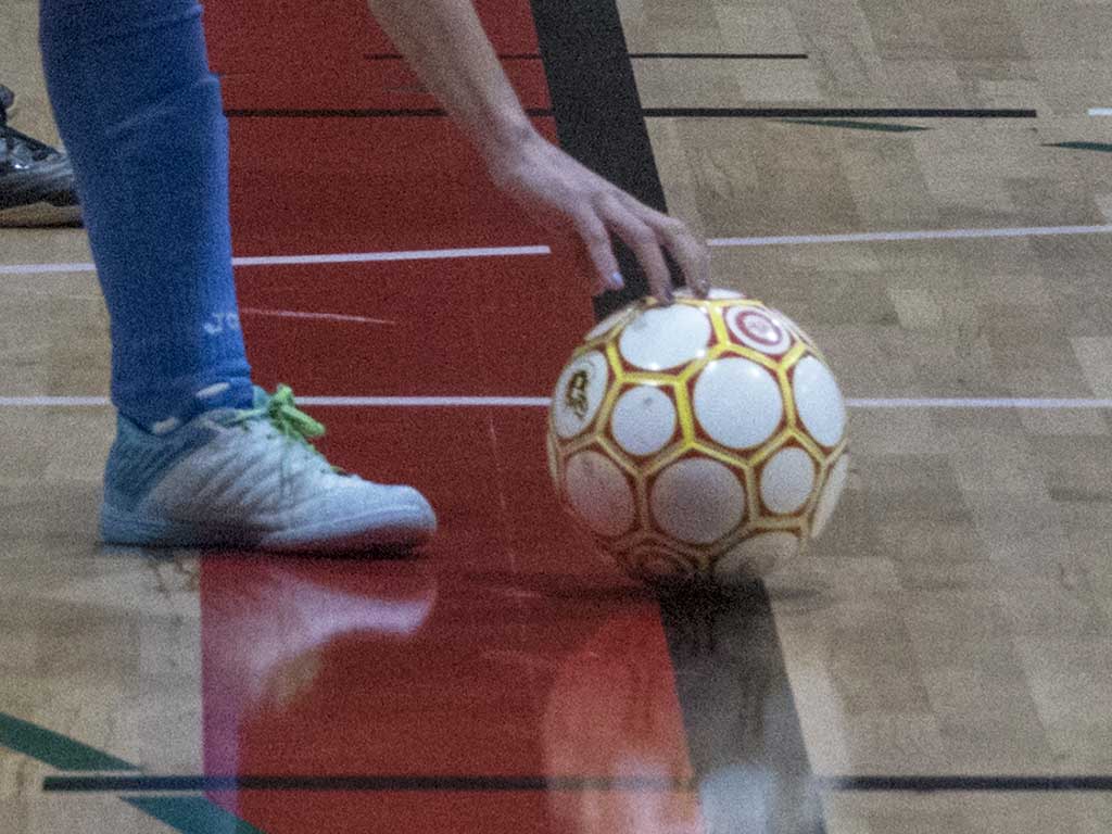 Un jugador se dispone a sacar de banda. / KAMARERO