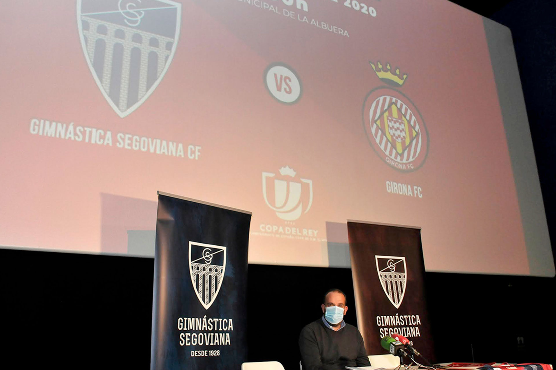 Los directivos de la Segoviana muestran la camiseta en los cines Luz de Castilla. / JUAN MARTÍN - LA GIMNÁSTICA