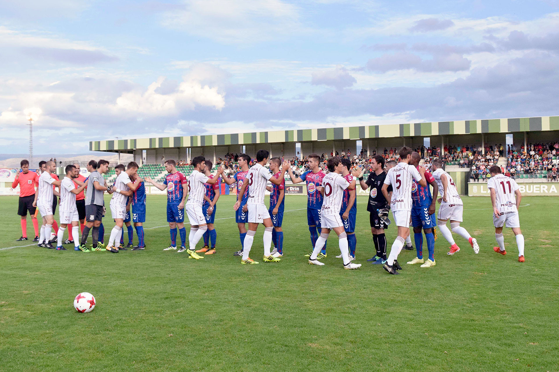 Los jugadores de la Gimnástica Segoviana y el Pontevedra se saludan antes de disputar el partido de Copa del Rey./ MARTA HERRERO