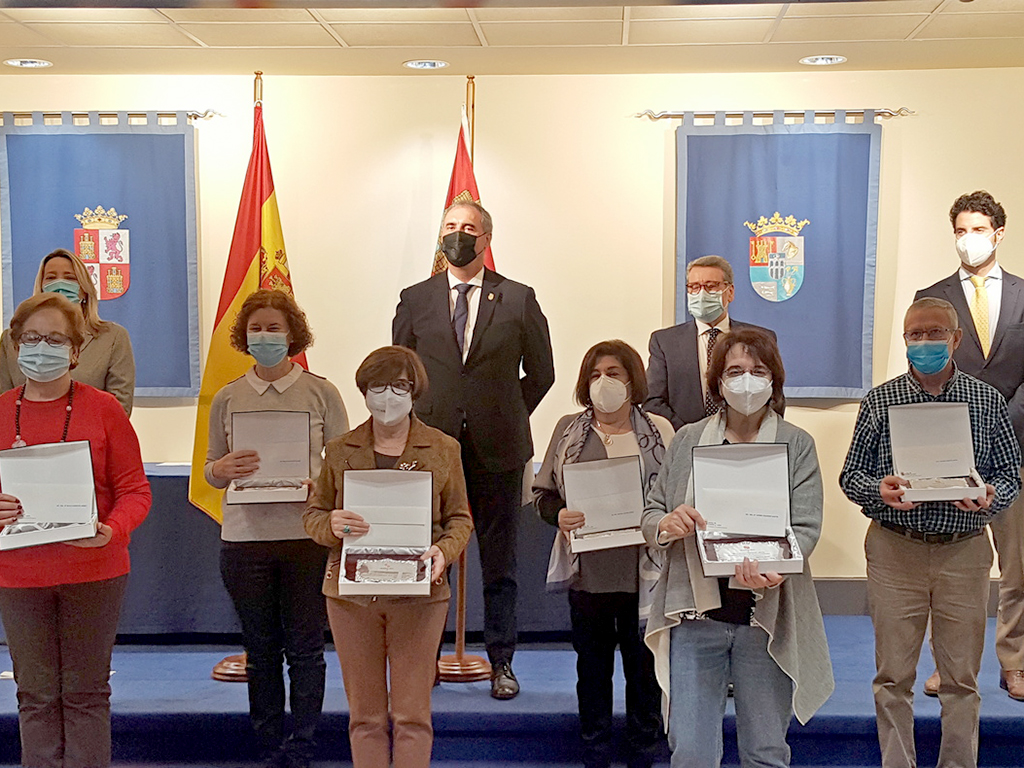 El delegado territorial, junto a algunas de las empleadas reconocidas este año. / EL ADELANTADO