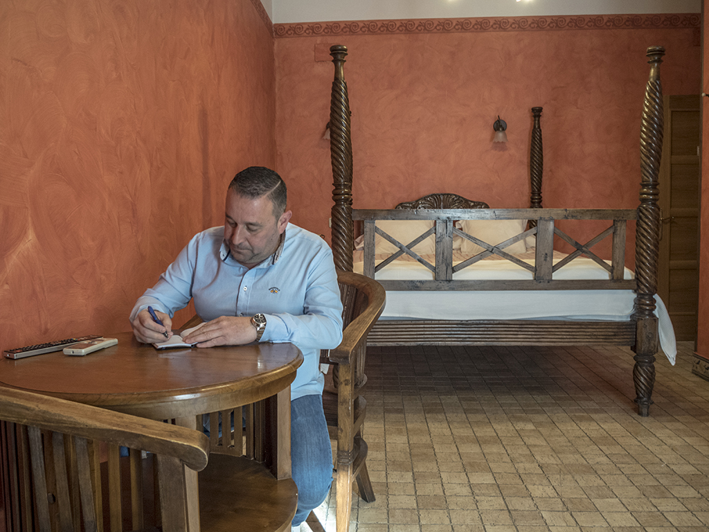 Miguel Espinosa en la habitación de Hostería Natura en la que reside. / KAMARERO