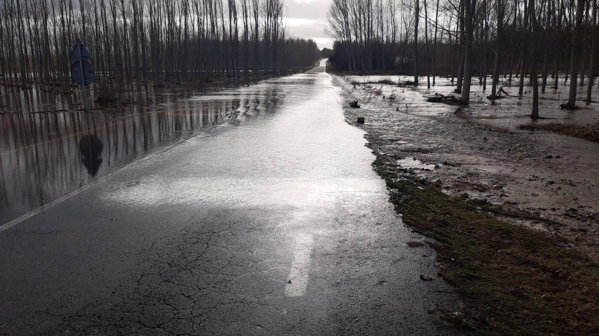 Cortan la carretera de entrada a Carbonero de Ahusín por inundaciones en la calzada. / DIPUTACIÓN DE SEGOVIA