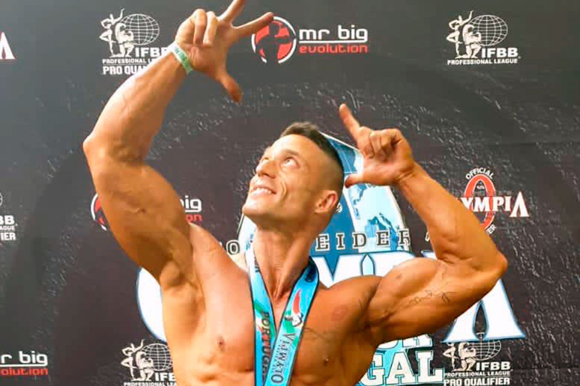 Jesús Pérez, con la medalla de plata./ E.A.