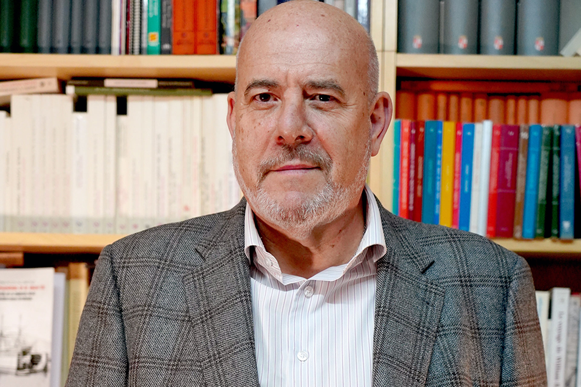 Juan Ángel Heredero sujeta un ejemplar de su tercera novela. / EL ADELANTADO