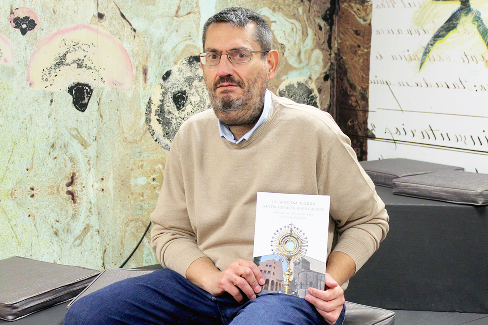 David San Juan, coordinador del libro, posa con un ejemplar. / M.G.