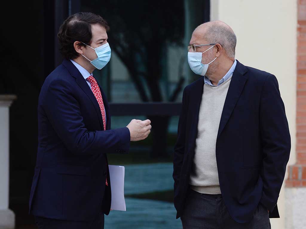 El presidente de la Junta de Castilla y León, Alfonso Fernández Mañueco (i), conversa con el vicepresidente, Francisco Igea. / EFE-NACHO GALLEGO