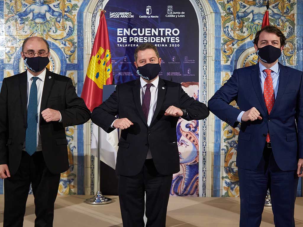 Las Comunidades más afectadas por la despoblación se unen y piden fondos europeos 1 El presidente de Castilla-La Mancha, Emiliano García-Page (c) junto con los presidentes de Aragón, Javier Lambán (i) y de Castilla y León, Alfonso Fernández Mañueco (d) este jueves para renovar los protocolos de colaboración sanitarios existentes para las poblaciones limítrofes en acto celebrado en Talavera de la Reina. EFE/Manu Reino