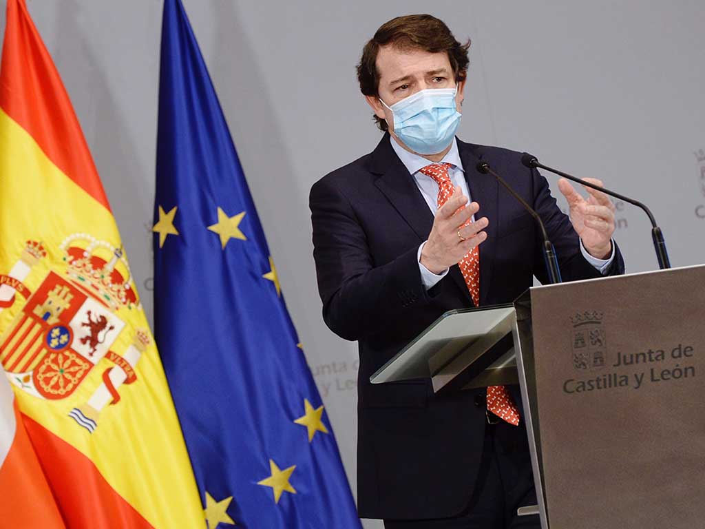 La Junta reitera que el toque de queda a las 20:00 horas "sigue vigente" 1 El presidente de la Junta de Castilla y León, Alfonso Fernández Mañueco, durante la rueda de prensa. / EFE-NACHO GALLEGO