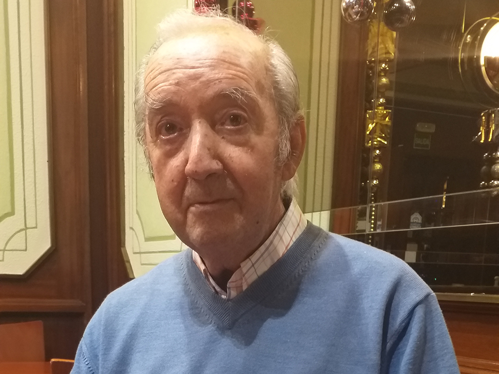 Velasco posa junto a un ejemplar de su nuevo libro, ya a la venta. / M.G.