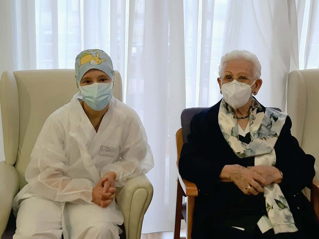 Araceli Iglesias y Mónica Tapias, primeras vacunadas contra la Covid-19 en España 1 monica tapias y araceli rosario iglesias