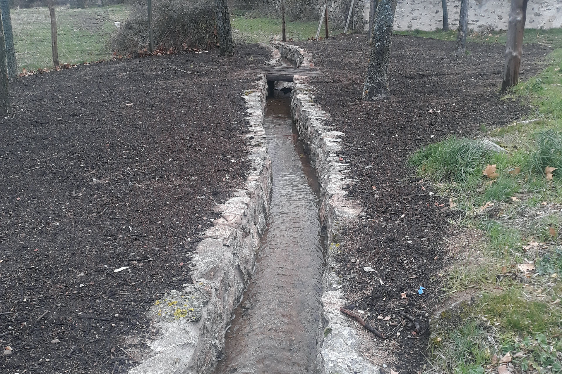 La cacera recuperada y empedrada a su paso cerca de la travesía. / A. PINELA