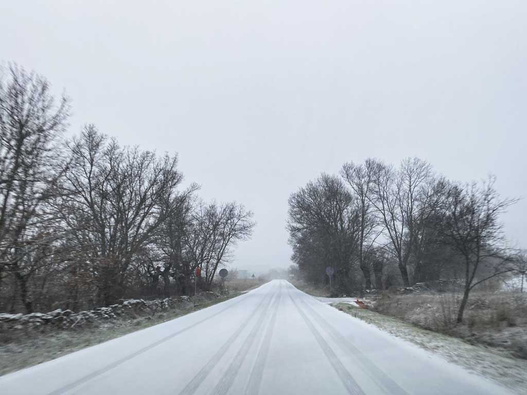 Estado de la carretera SG-P-2322 que comunica Valle de San Pedro y Torre Val de San Pedro a primera hora de este martes. / EL ADELANTADO