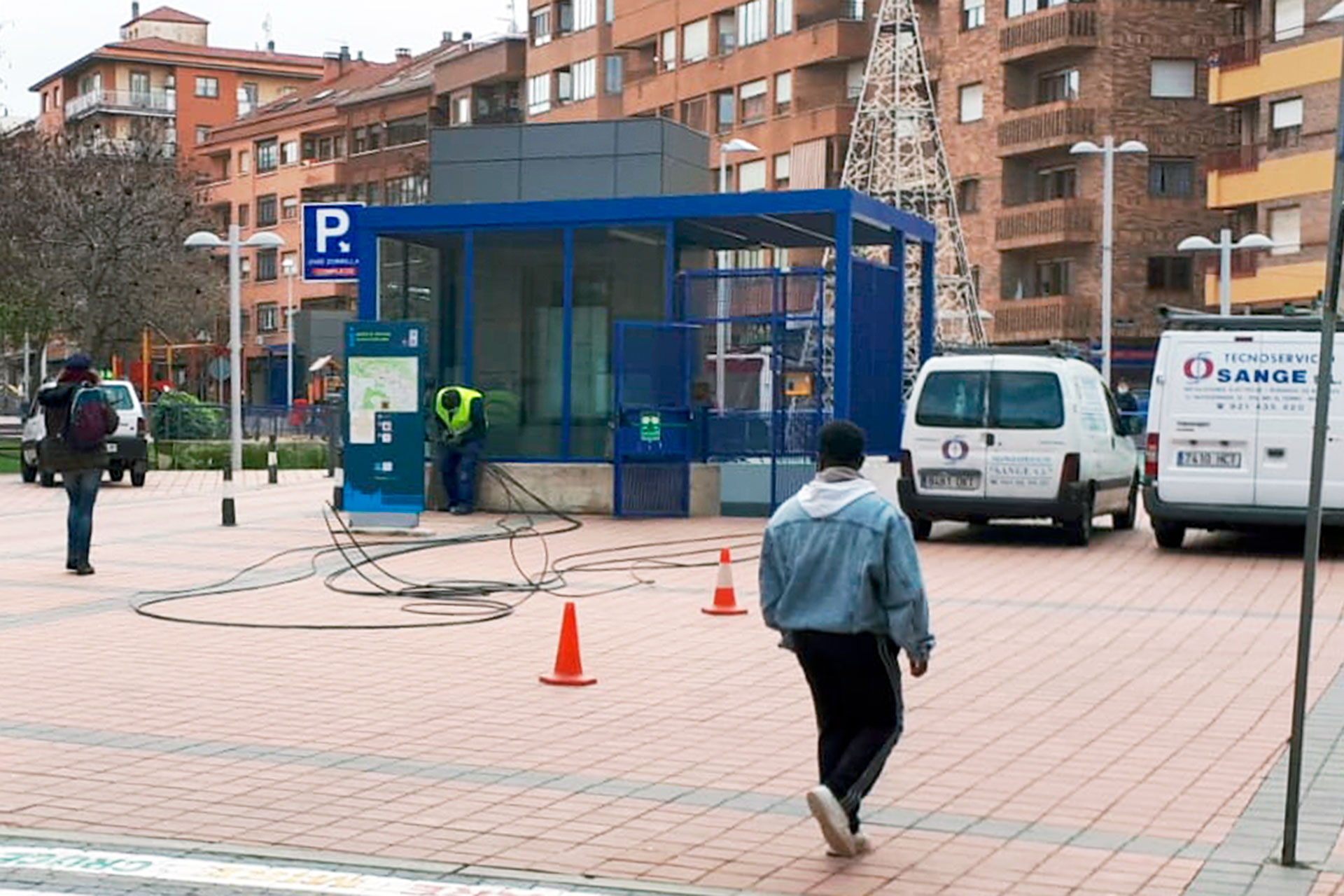 Trabajos realizados el sábado para subsanar la avería eléctrica registrada en el aparcamiento público. / P. B.
