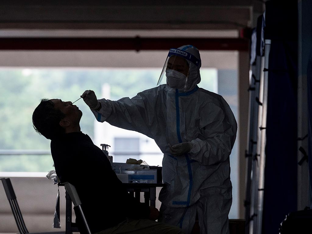 Un nuevo brote en Sepúlveda involucra ya a 70 personas 1 Una persona se somete a una prueba PCR. / EFE/EPA/MIGUEL CANDELA