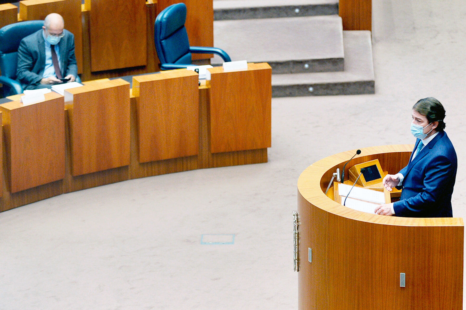 Alfonso Fernández Mañueco, en un momento de su intervención en las Cortes./ EFE