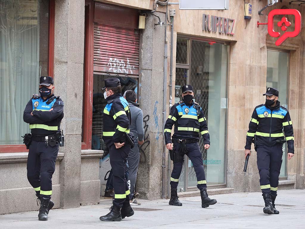 Varios agentes de la Policía Local investigan una fiesta clandestina en Salamanca. EFE/J.M.GARCIA