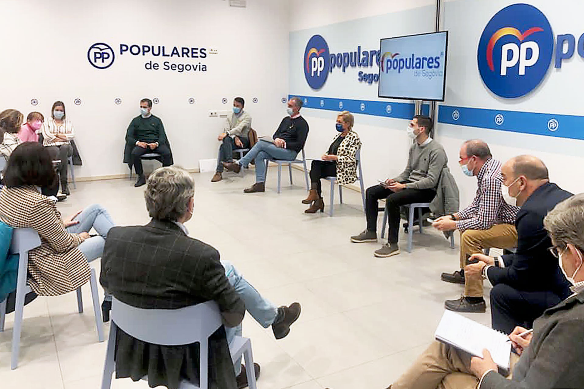 Un momento de la reunión celebrada en el sede del PP de Segovia. / E.A