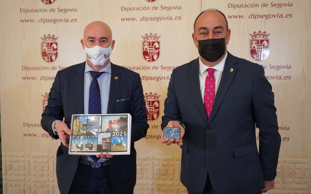 El diputado Óscar Moral y el presidente de la Diputación, Miguel Ángel de Vicente, presentan los Presupuestos. / EL ADELANTADO