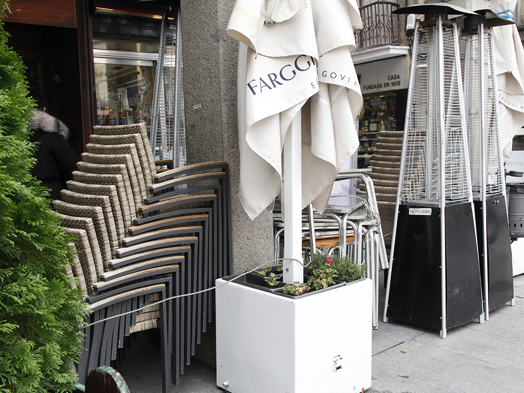 Una de las terrazas situadas en el Azoguejo, recogida durante el cierre de la hostelería./ NEREA LLORENTE