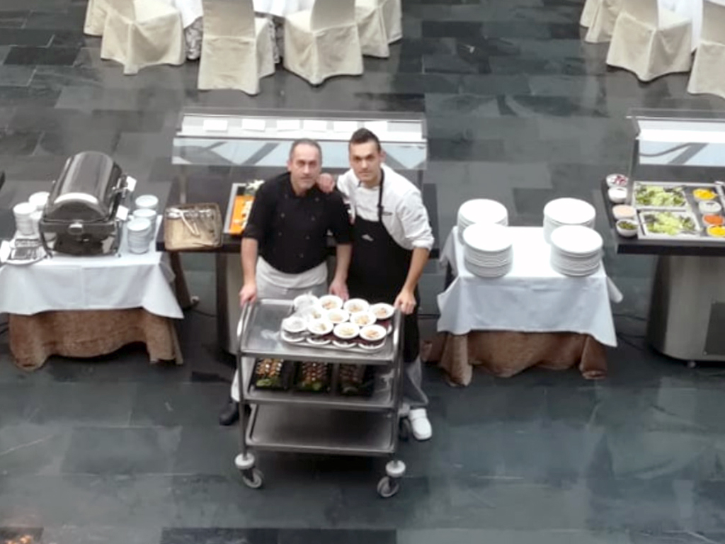 Rubén Ortiz, a la derecha, posa junto a su padre en uno de los salones del Parador de La Granja. / EL ADELANTADO
