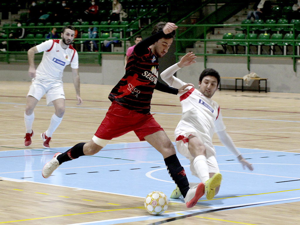 Un jugador del Arroyo trata de cortar un ataque del Segosala en el Pabellón Pedro Delgado. / NEREA LLORENTE