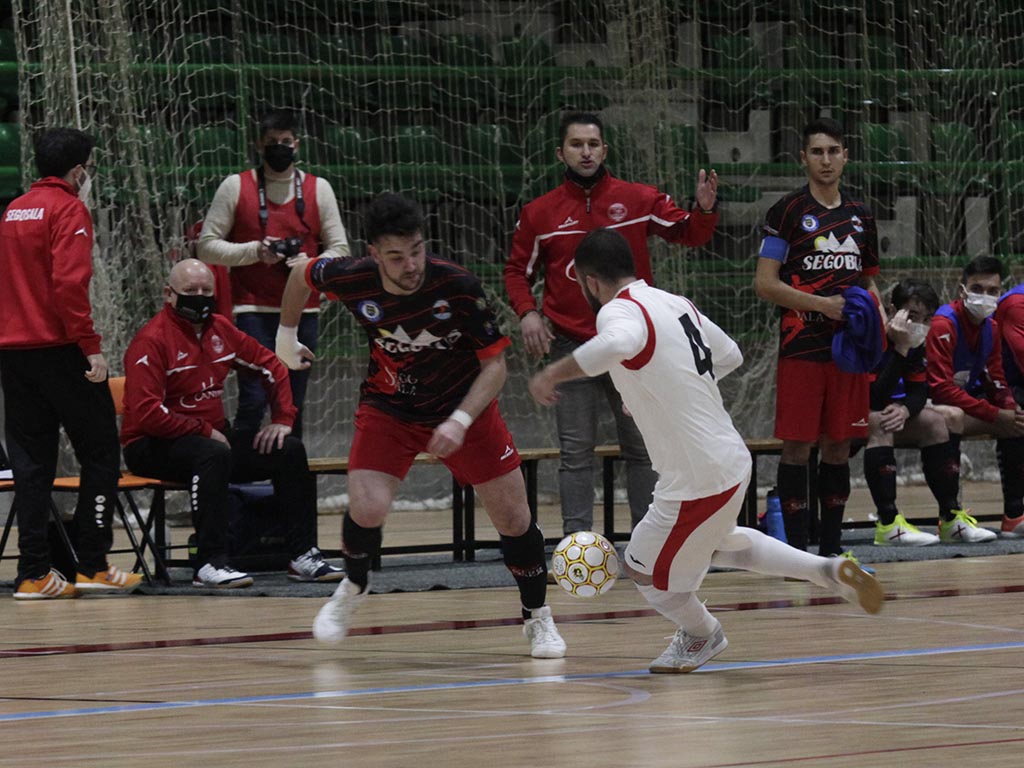 El jugador del CD Segosala, Guille Postigo, intenta irse de un rival. / NEREA LLORENTE