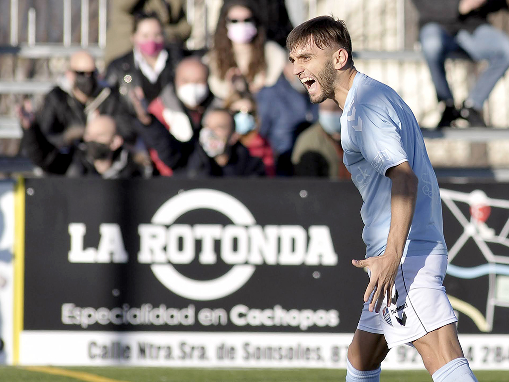 Javi Borrego intenta superar a Darío ante el repliegue de la defensa del Diocesanos en el césped artificial del Sancti Spíritu. / JUAN MARTÍN - LA GIMNÁSTICA