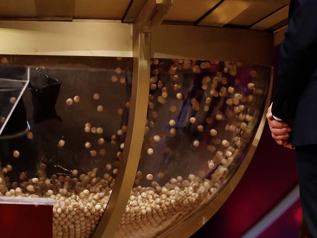 Personal de Loterías y Apuestas del Estado. / EFE/J.J. Guillén