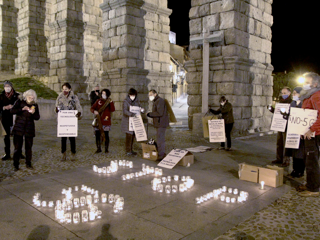Convocatoria de la plataforma 'Stop 5G Segovia' en la plaza del Azoguejo. / NEREA LLORENTE