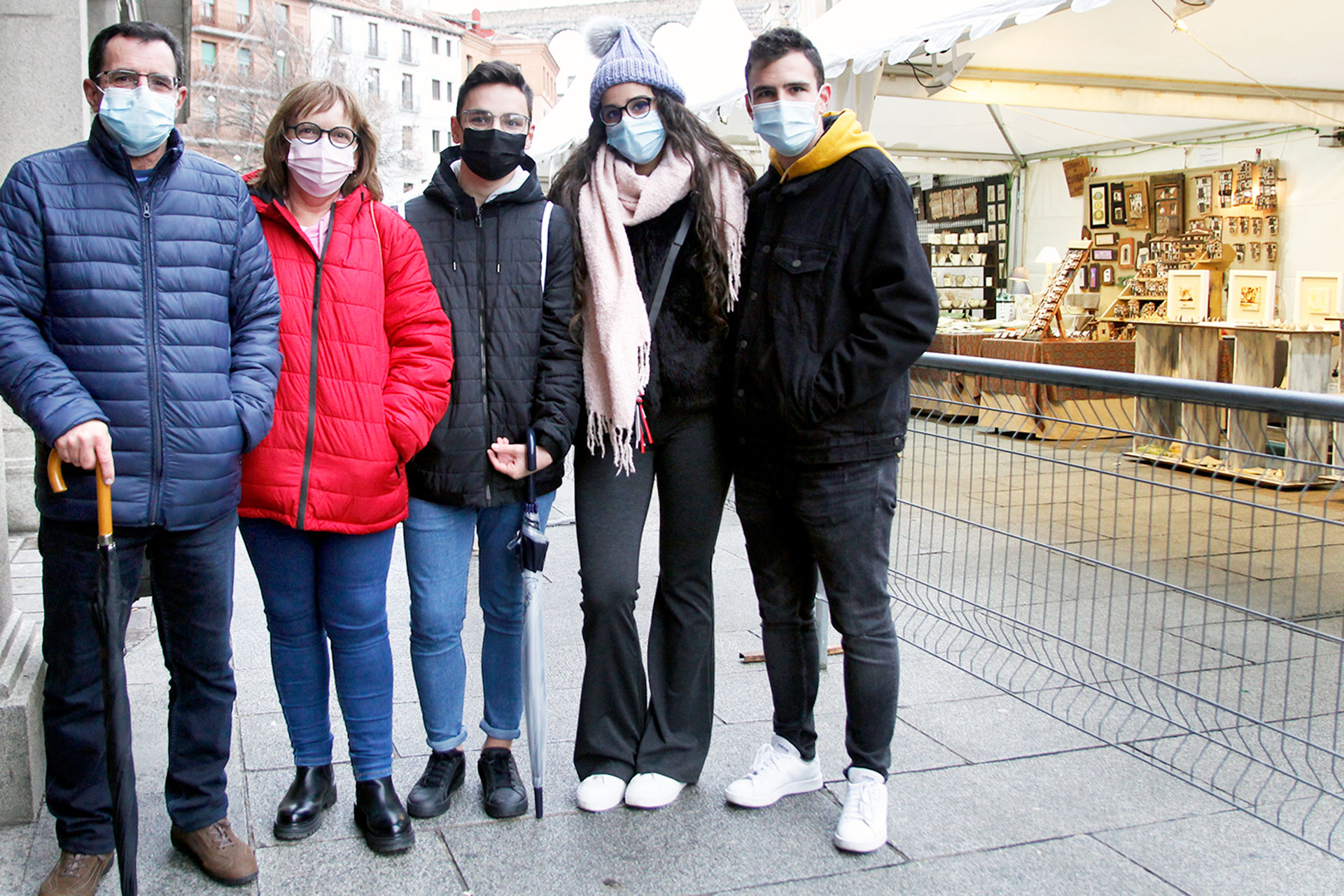 Una familia de Salamanca, dos Enriques (pade e hijo), Isabel, Elena y Marco, posan junto a la Feria de Cerámica y Alfarería. / Nerea Llorente