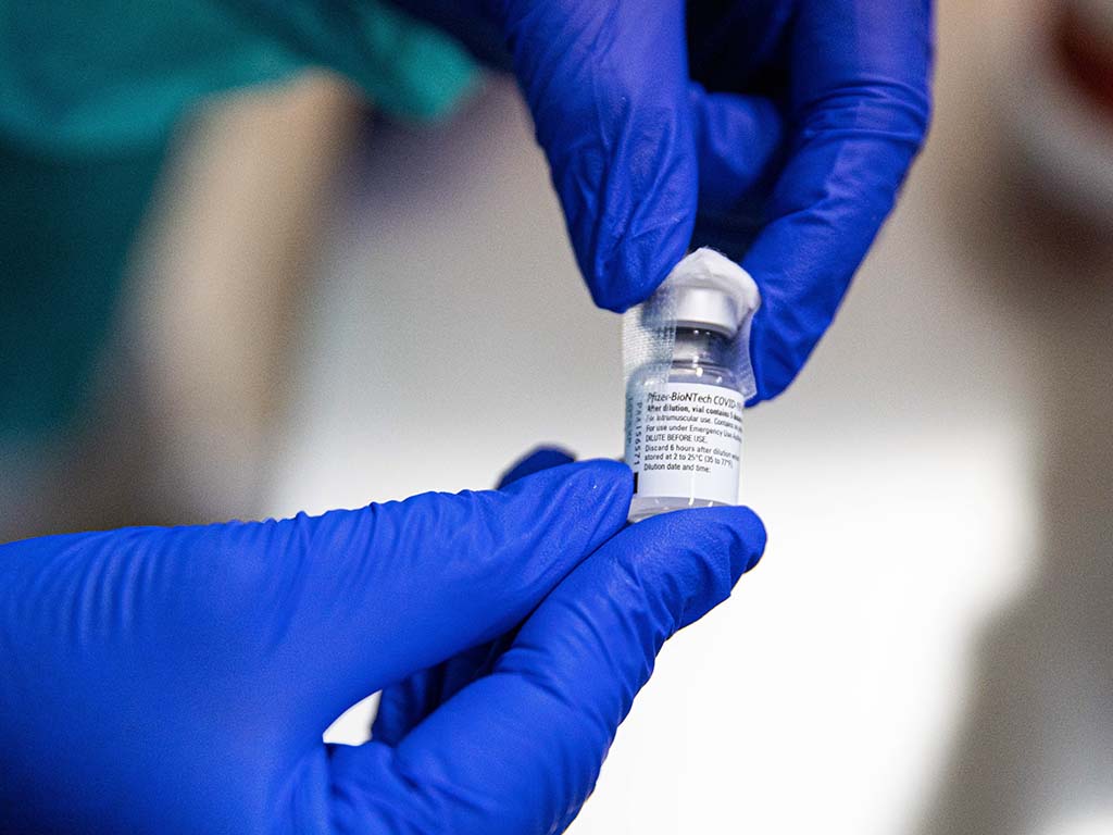 Un trabajador de la salud sostiene una vacuna de Pfizer-BioNTech contra la Covid-19- EFE/ Stringer