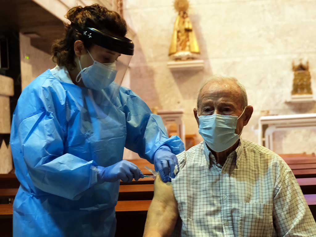 Áureo López, de 88 años, primera persona en recibir la vacuna de Castilla y León. / JCYL