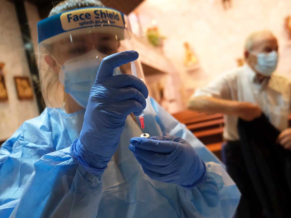 Una enfermera con la vacuna contra la Covid-19 en Palencia. / JCYL / ARCHIVO