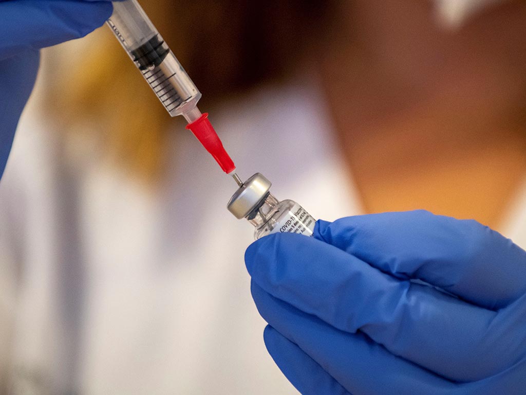 Preparación de las vacunas contra la Covid-19.