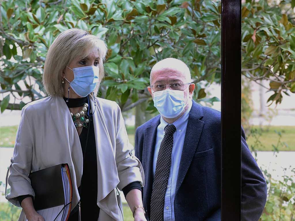 La consejera de Sanidad de la Junta de Castilla y León, Verónica Casado, y el vicepresidente, Francisco Igea, llegan a una rueda de prensa para informar sobre la estrategia de vacunación en relación a la COVID-19. EFE/NACHO GALLEGO