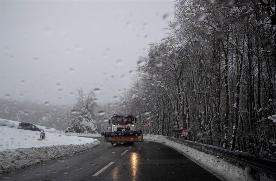 Un quitanieves circula para retirar la nieve acumulada tras el temporal de nieve y frío. EFE/Villar López