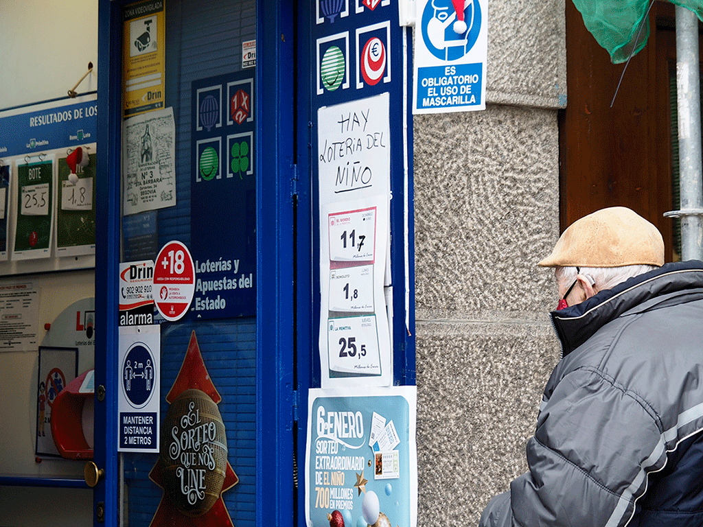 Los segovianos buscan la fortuna del primer sorteo del año en las administraciones de Lotería. / ROCÍO PARDOS