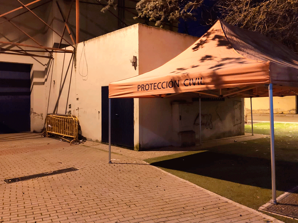El exterior del pabellón Las Adoberas mostraba anoche los preparativos para el cribado a partir de hoy. / IURI PEREIRA