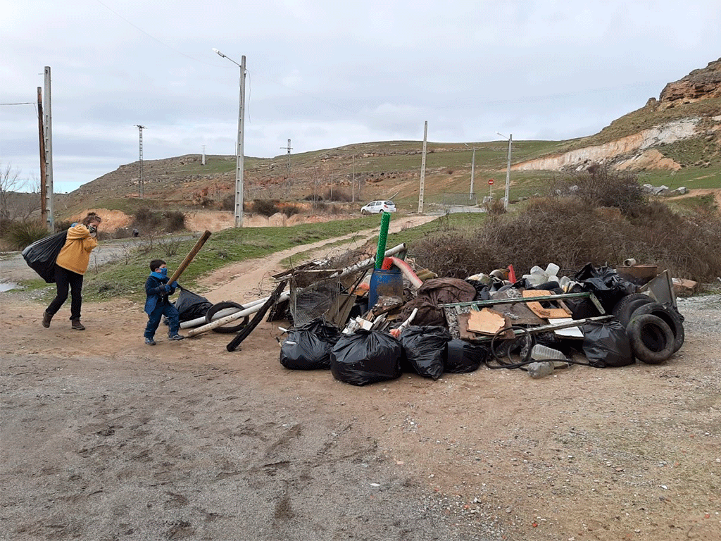 Entre los objetos ‘recuperados’ había neumáticos, electrodomésticos y un carro de la compra. / E. A.