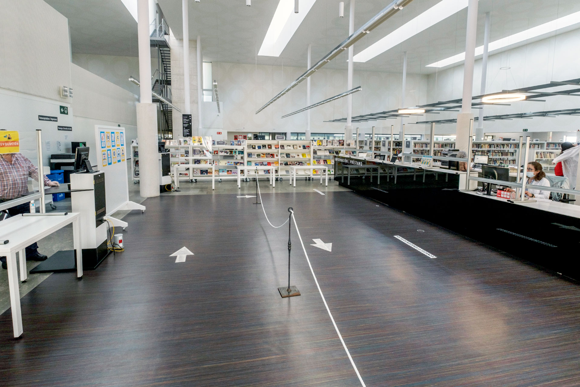 Salas y pasillos vacíos en la Biblioteca Pública de Segovia. /KAMARERO