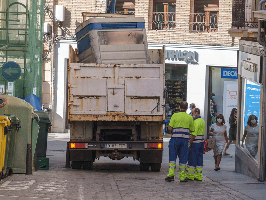 Un camión retira un contenedor de papel y cartón en el centro de Segovia. / KAMARERO