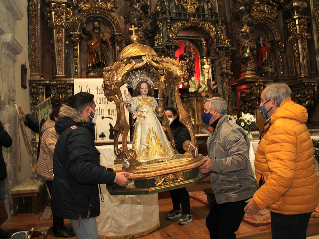 Los cofrades portan la imagen para colocarla en el Altar Mayor de la iglesia de San Miguel. / C.N