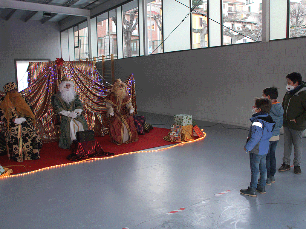 Tímidos y llenos de ganas de esta noche, los más niños visitaron a Sus Majestades. / C.N