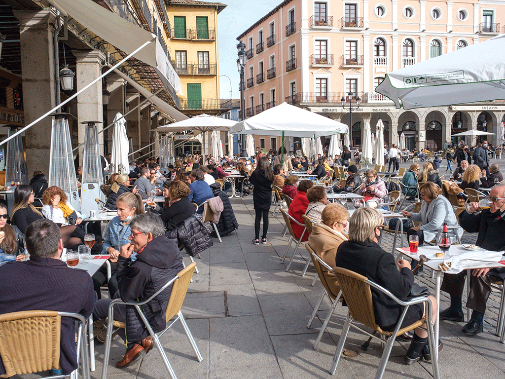 Terrazas en la Plaza Mayor ocupadas por ciudadanos en días pasados. / KAMARERO