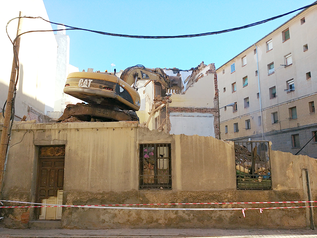 Una máquina excavadora, este lunes sobre los escombros del que fue centro ‘okupa’ La Tormenta. / E. A.